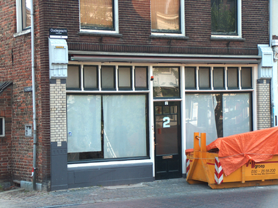 819984 Gezicht op de voormalige winkelpui van het hoekpand Oudegracht 2 te Utrecht, vanaf de Zandbrug.N.B. Rond 1850 ...